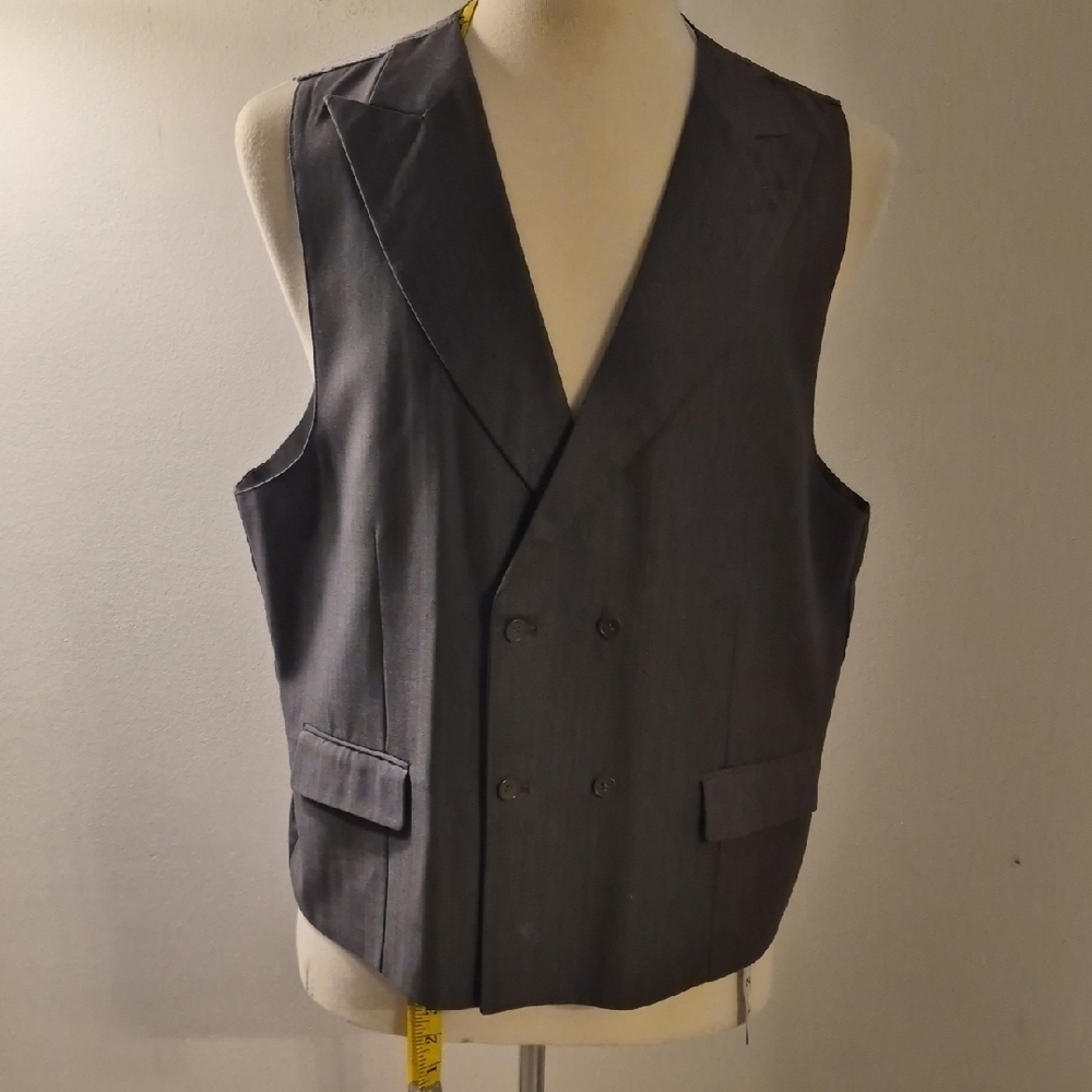 Elegant 3 Piece Double-Breasted Suit - Picture 4 of 11